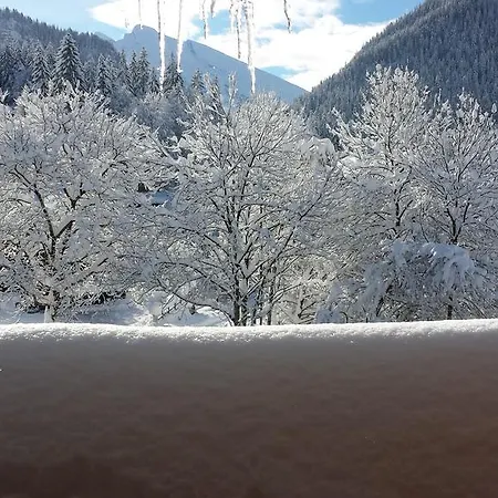 Lachat - Centre Village, Vue Montagnes - Aravistour *